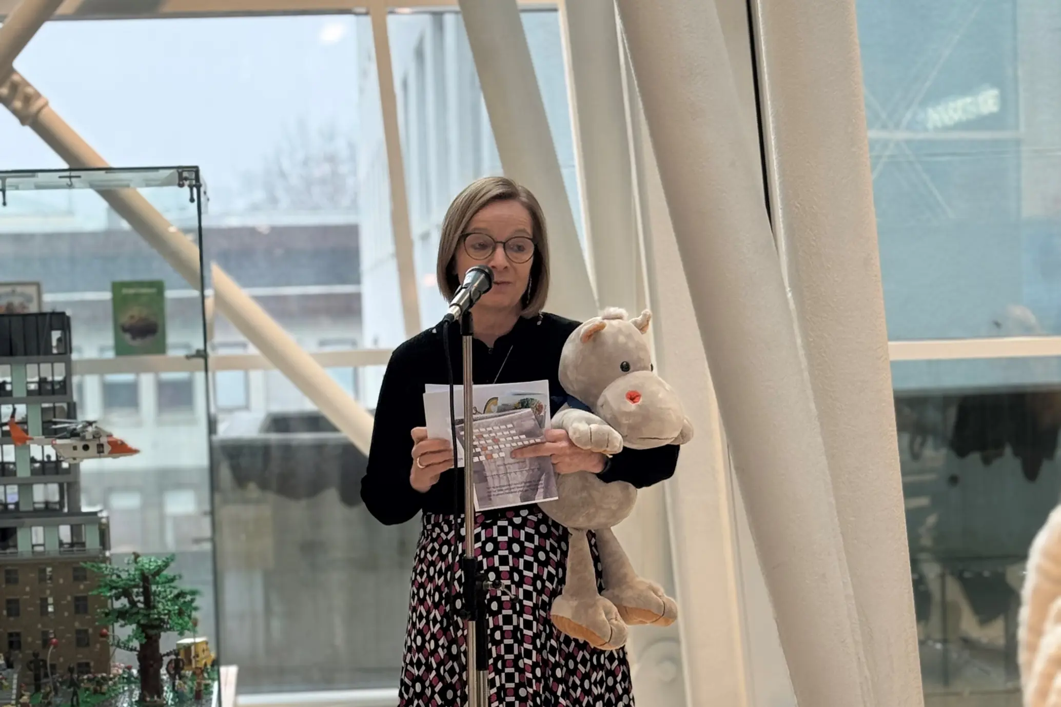 En person som holder et kosedyr