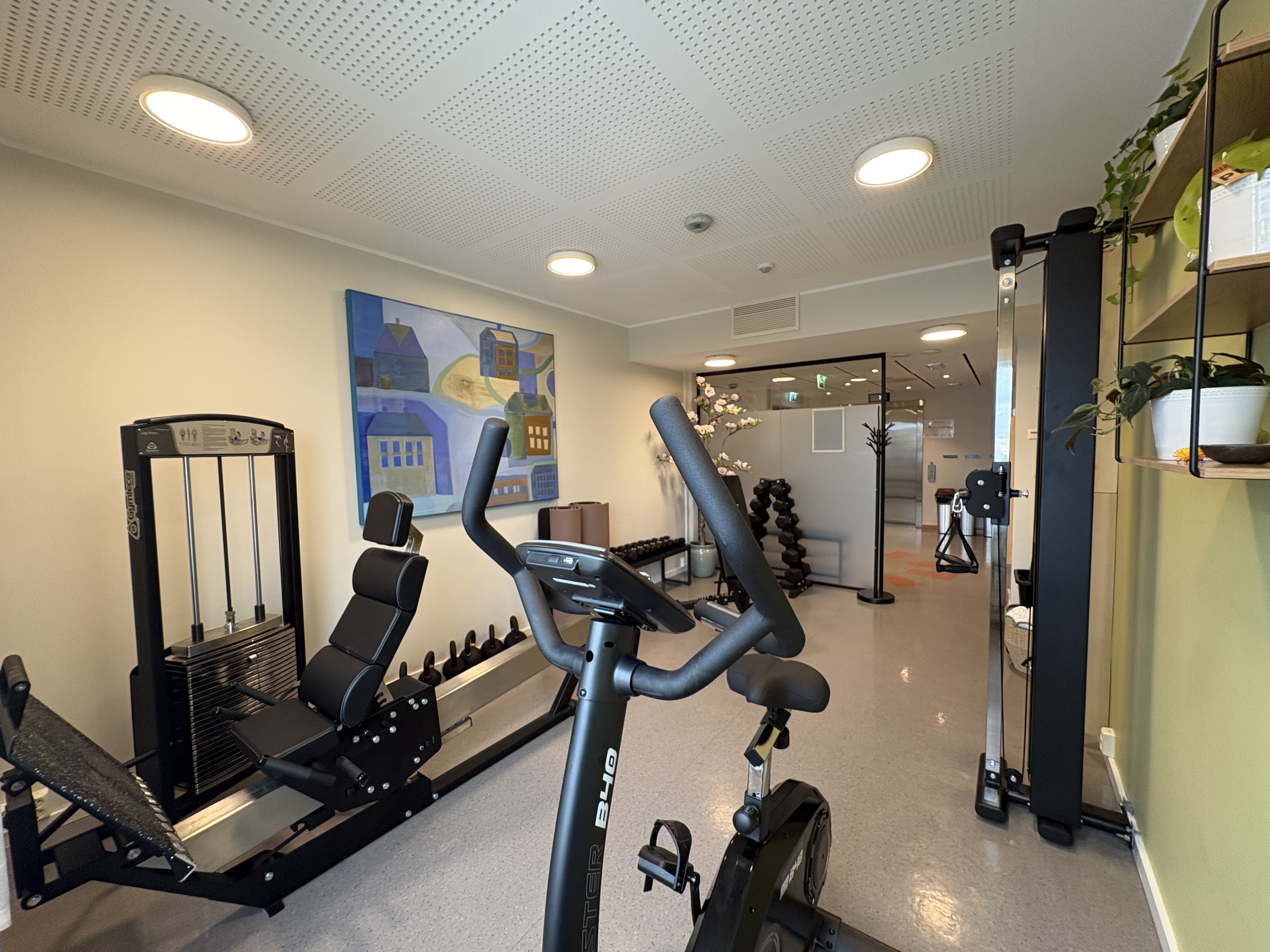 Et treningsstudio med treningsutstyr