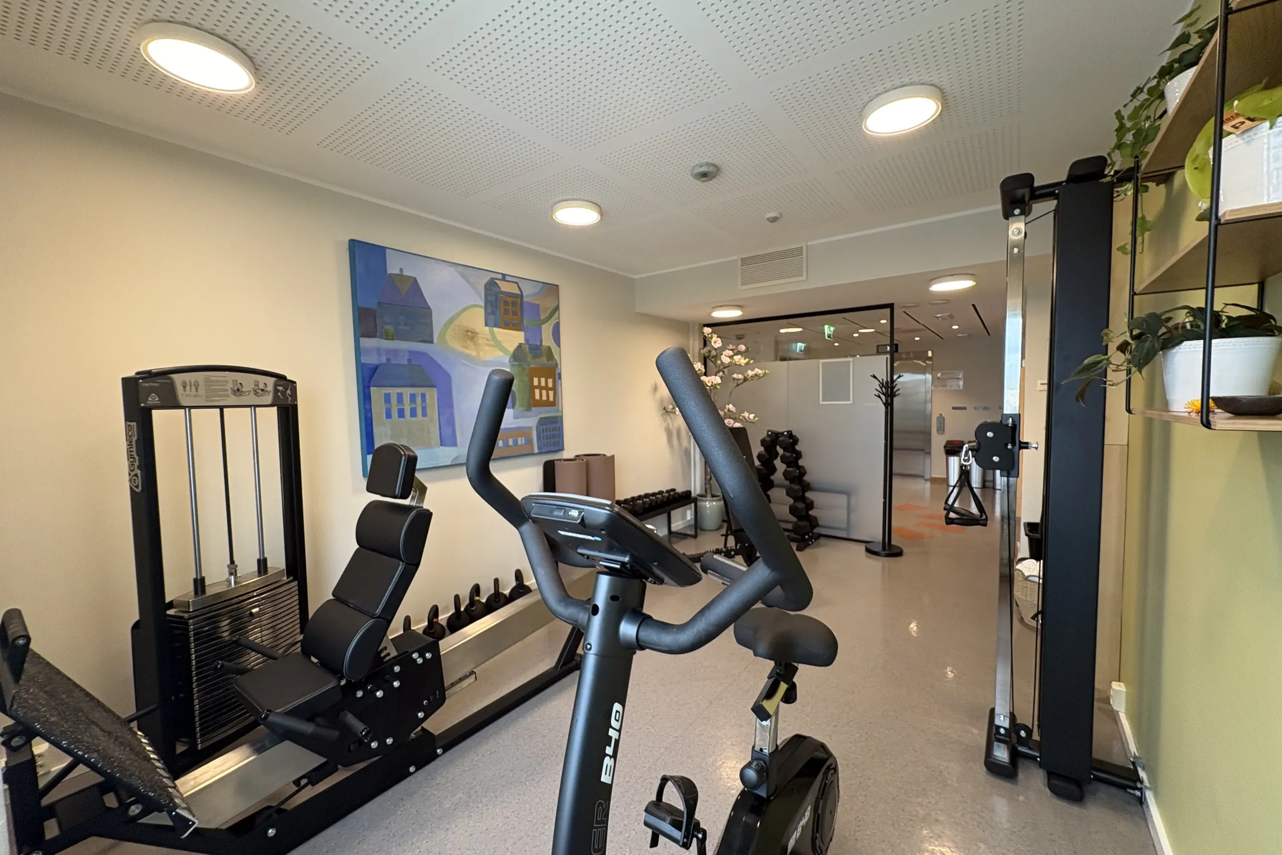 Et treningsstudio med treningsutstyr