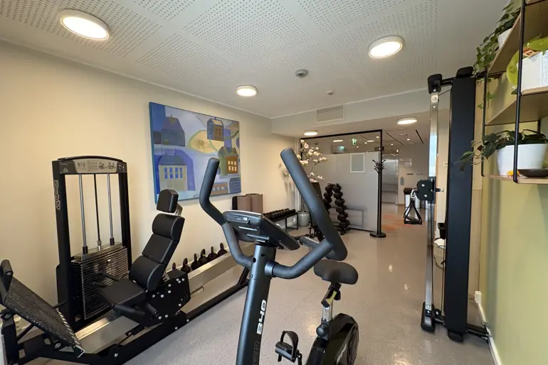Et treningsstudio med treningsutstyr