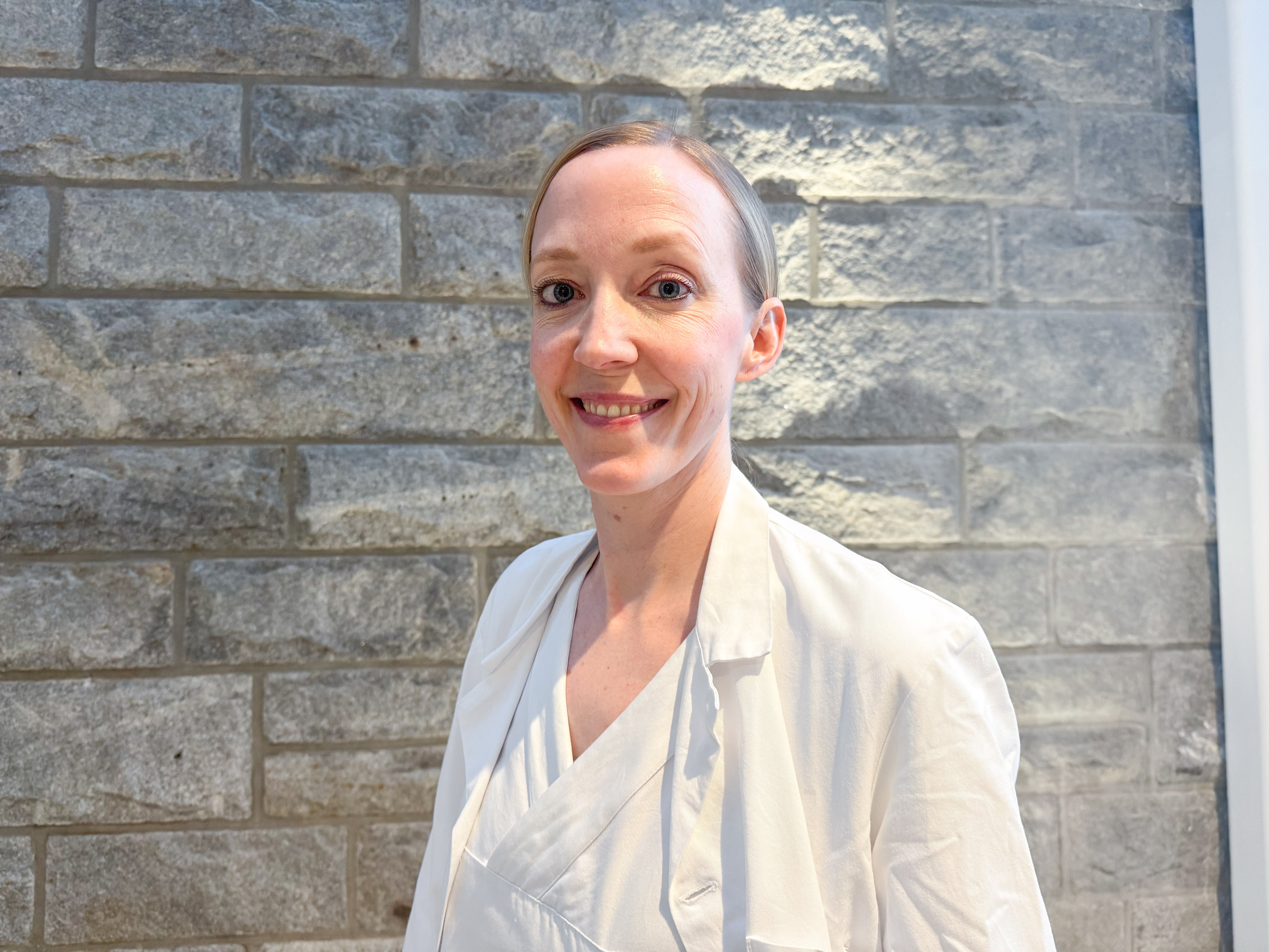 Portrettbilde av dame som smiler