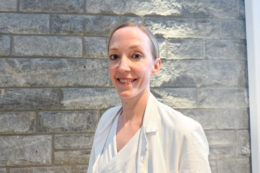 Portrettbilde av dame som smiler