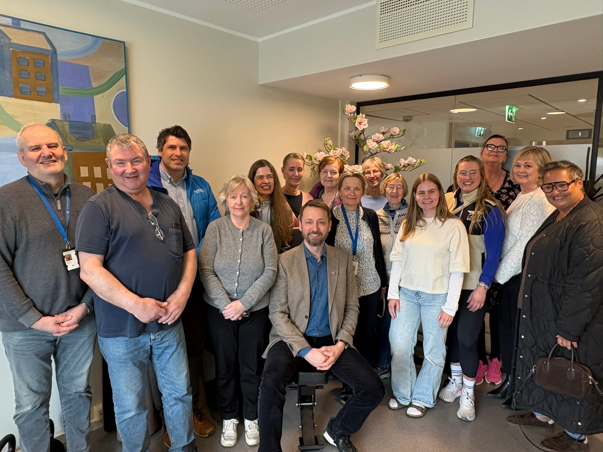 En gruppe mennesker som poserer for et bilde