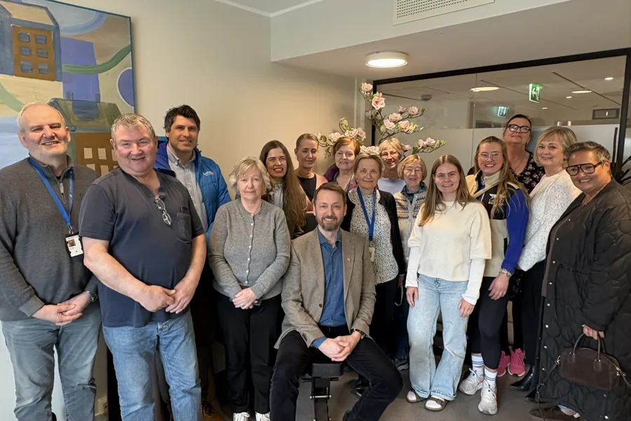 En gruppe mennesker som poserer for et bilde