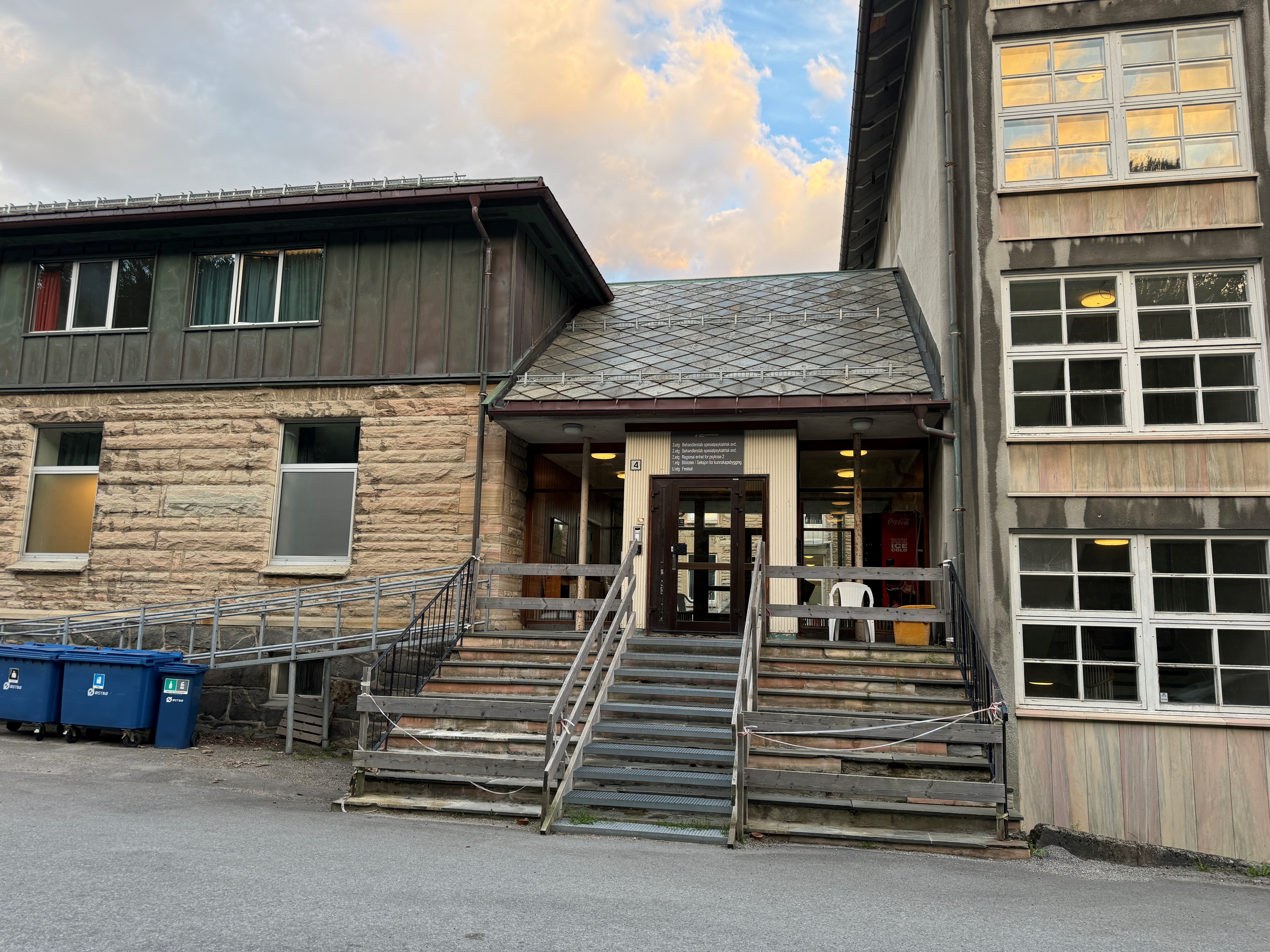 Murbygg med inngangsdør