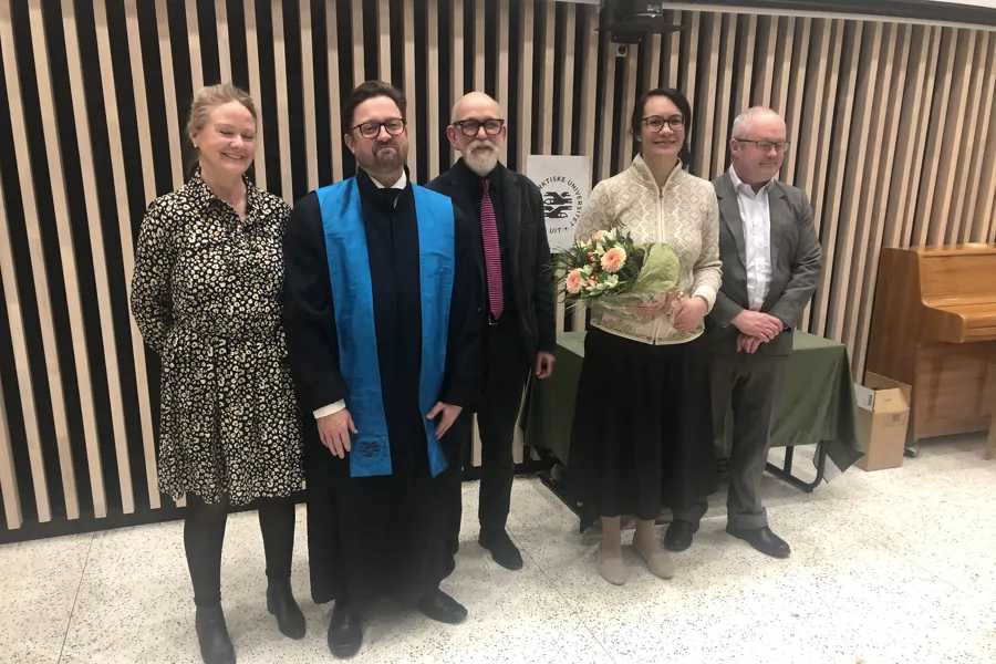 En gruppe mennesker som poserer for et bilde