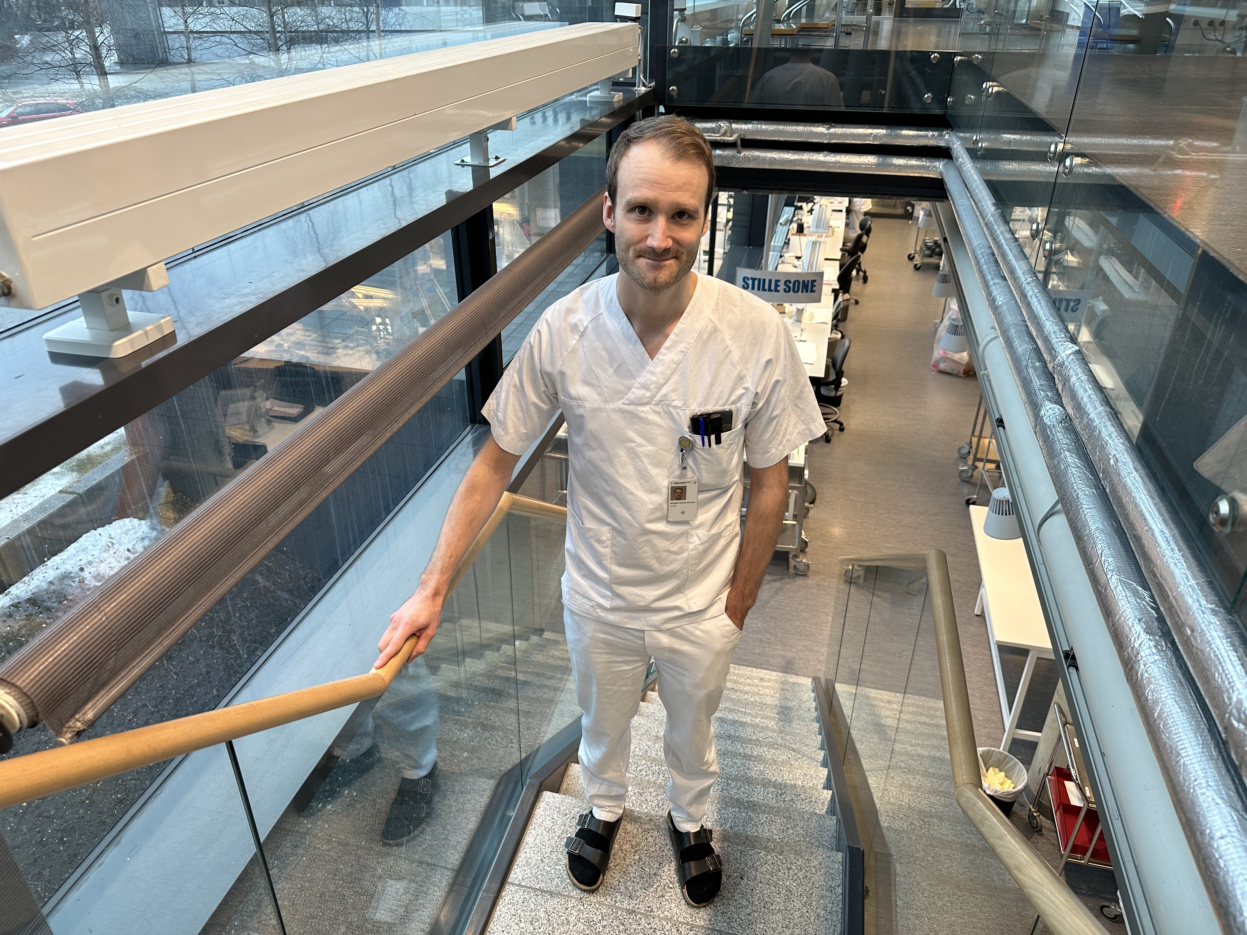 En mann som står på en bro