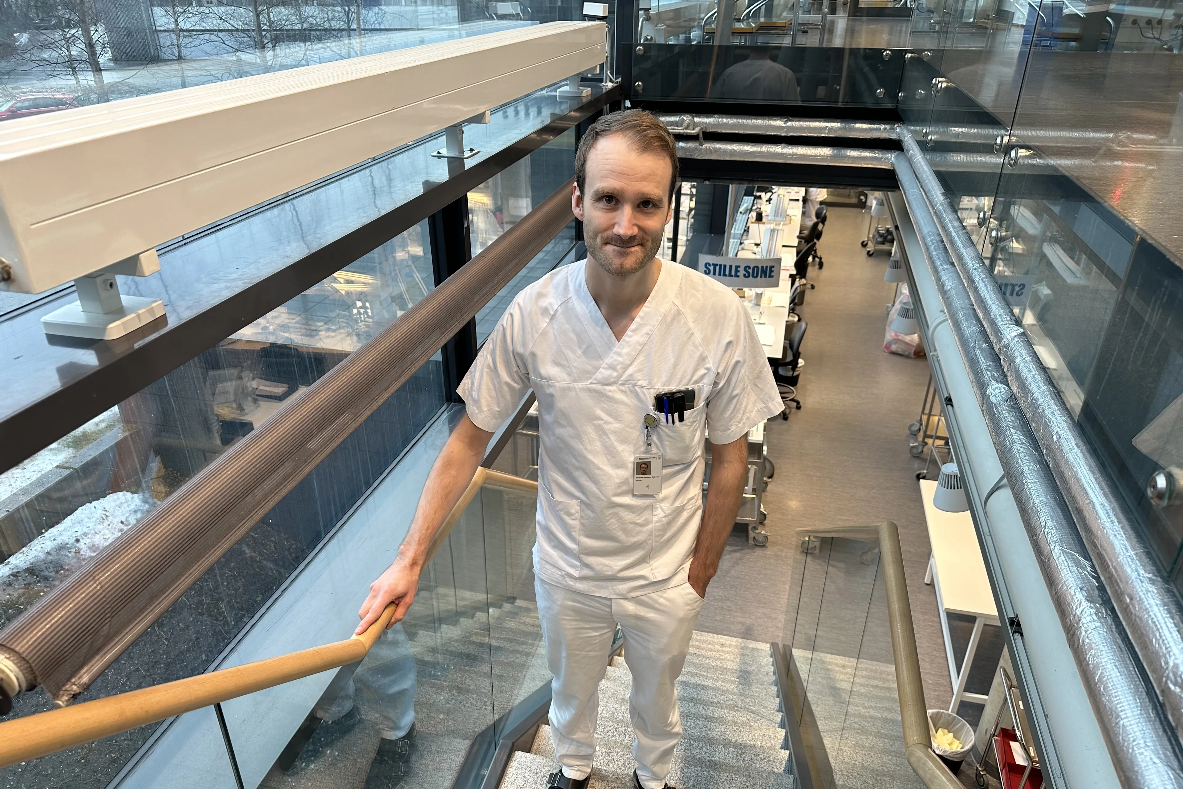 En mann som står på en bro