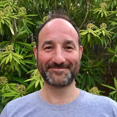 En mann som smiler til kameraet