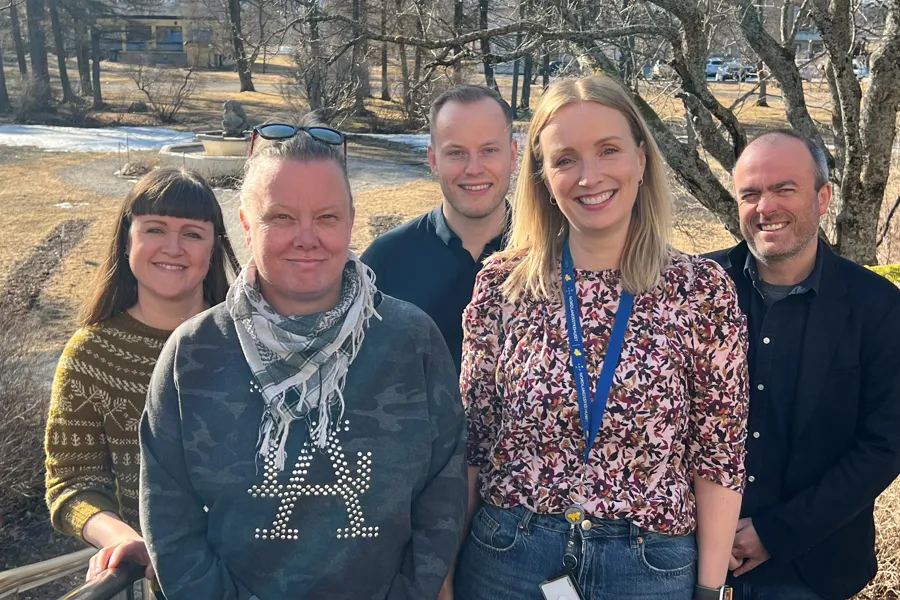 En gruppe mennesker som poserer for et bilde