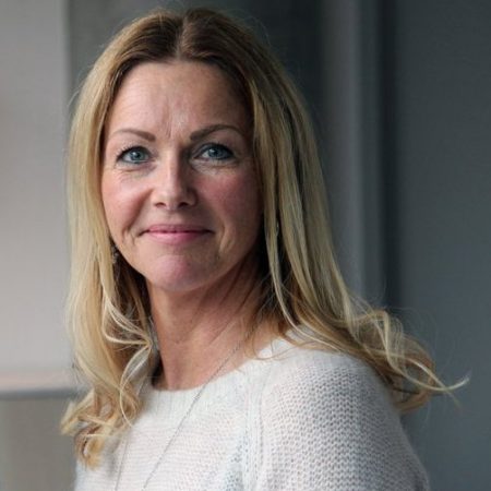 En kvinne med blondt hår