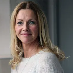 En kvinne med blondt hår