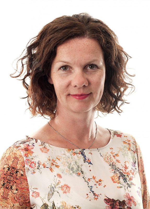 En person med krøllete hår