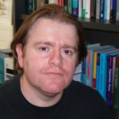 En mann med svart skjorte