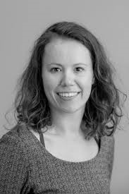 En person som smiler til kameraet