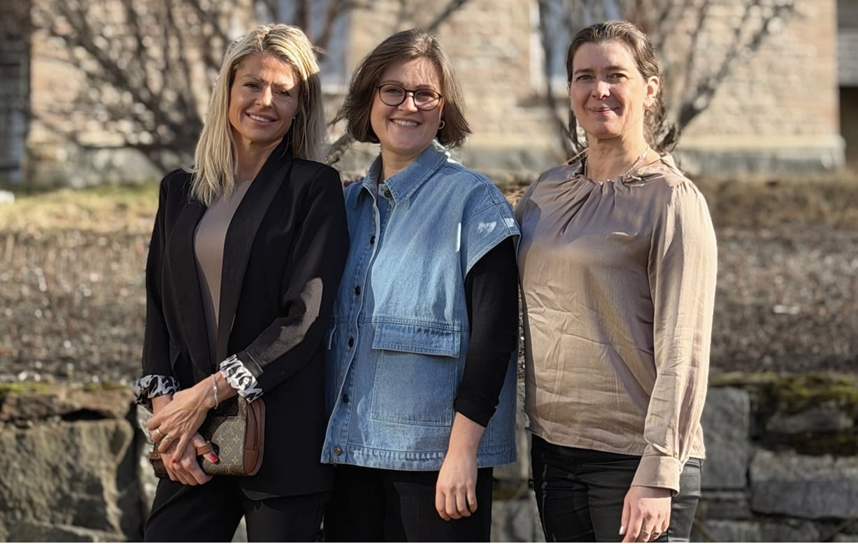 En gruppe kvinner som poserer for et bilde