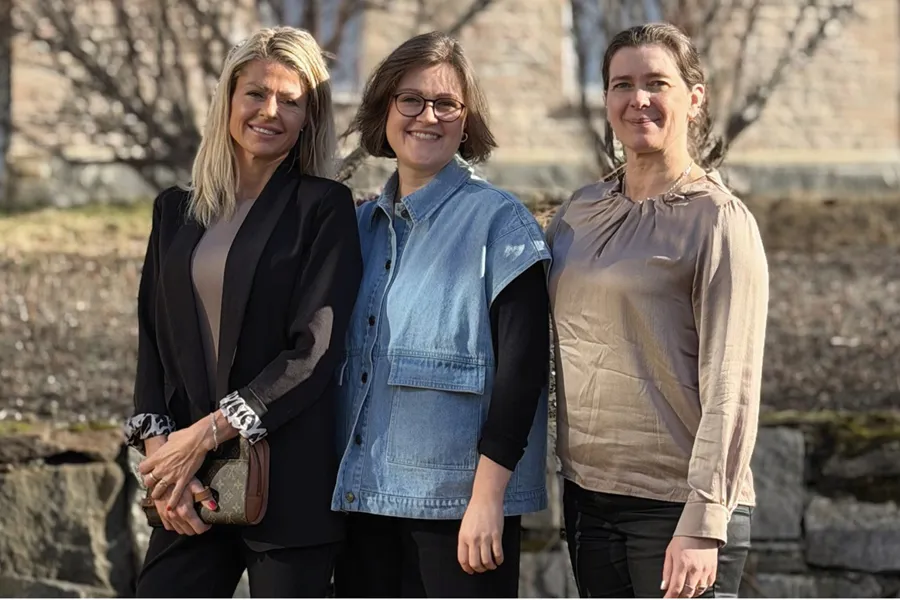 En gruppe kvinner som poserer for et bilde