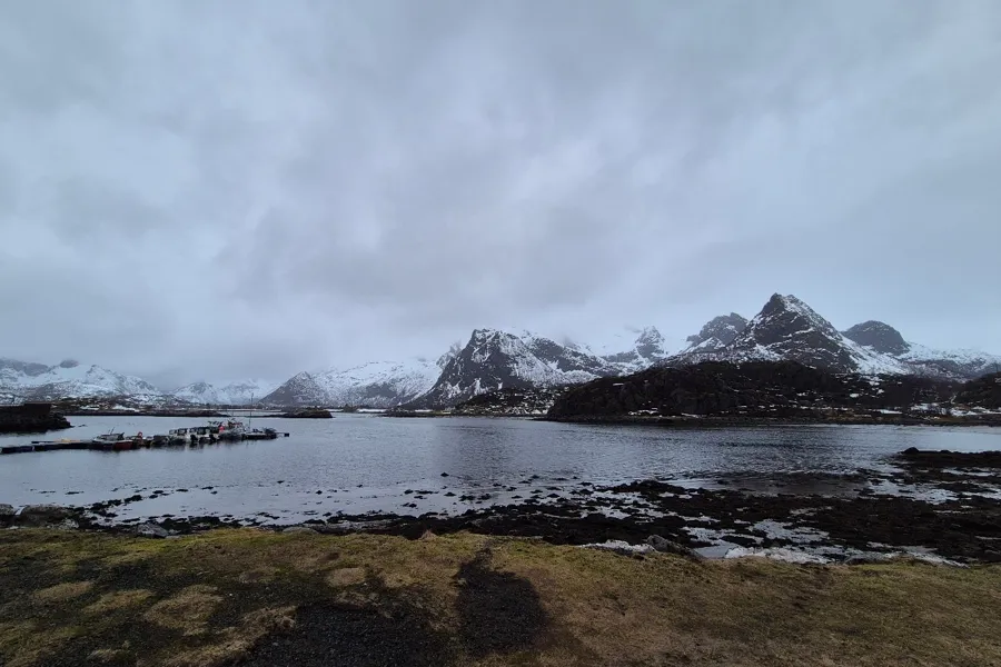 Hav og snødekte fjell i bakgrunnen