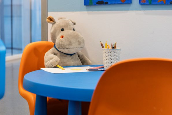 En kosebamse som sitter ved et bord