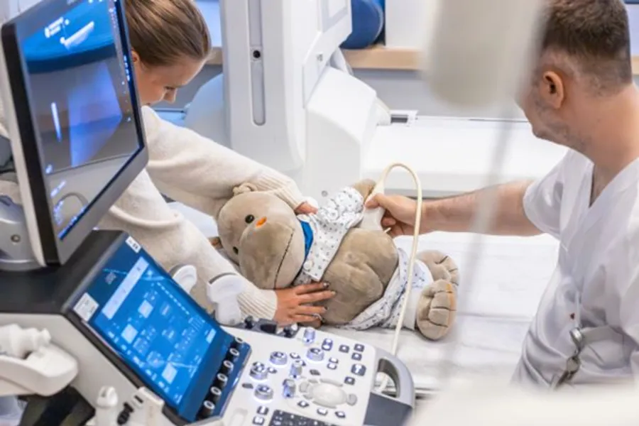 En lege som sjekker en bamse