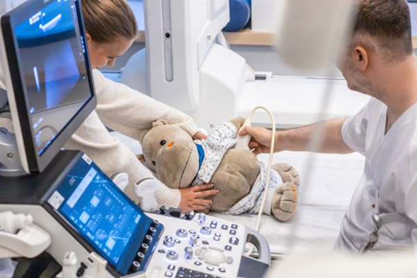 En lege som sjekker en bamse