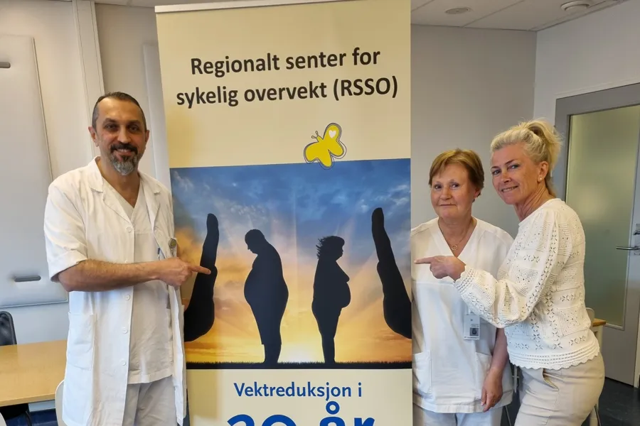 Noen få personer som står ved siden av en rollup