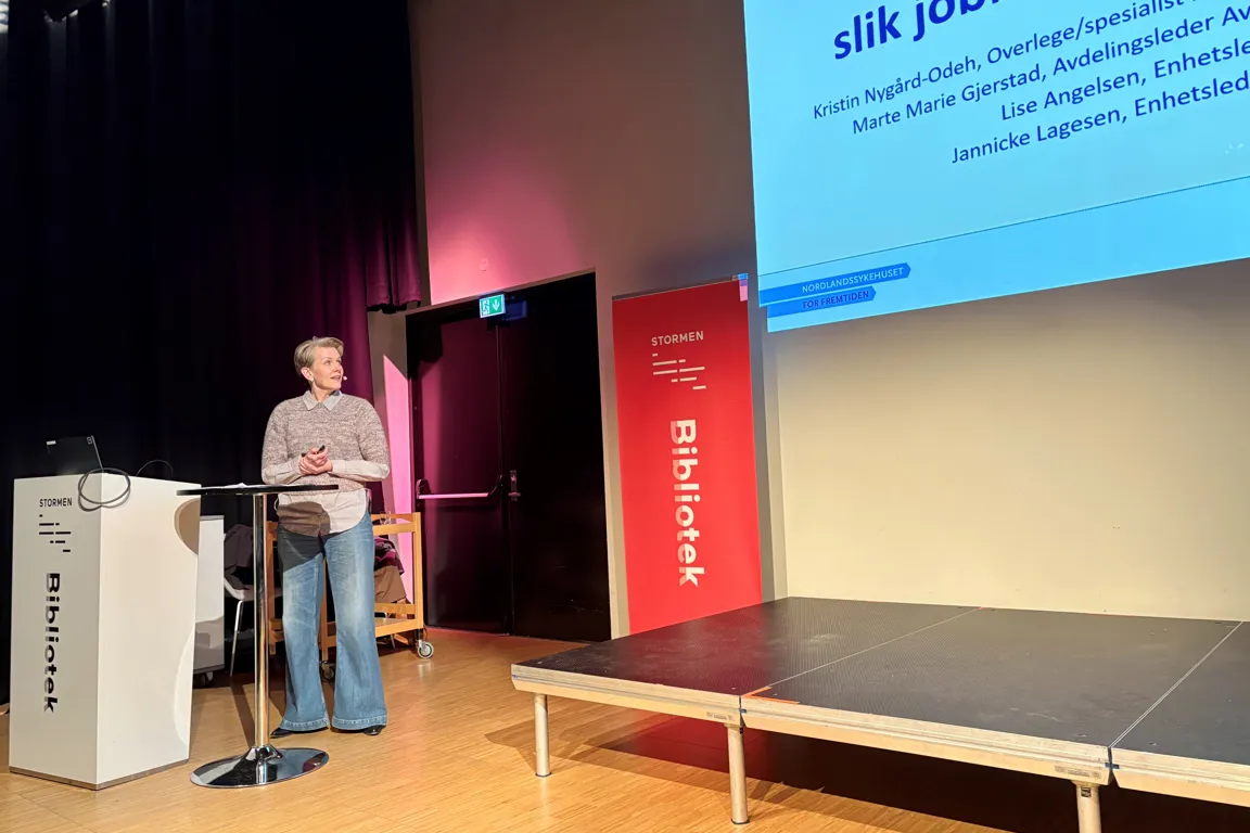 En person som står foran en projektorskjerm