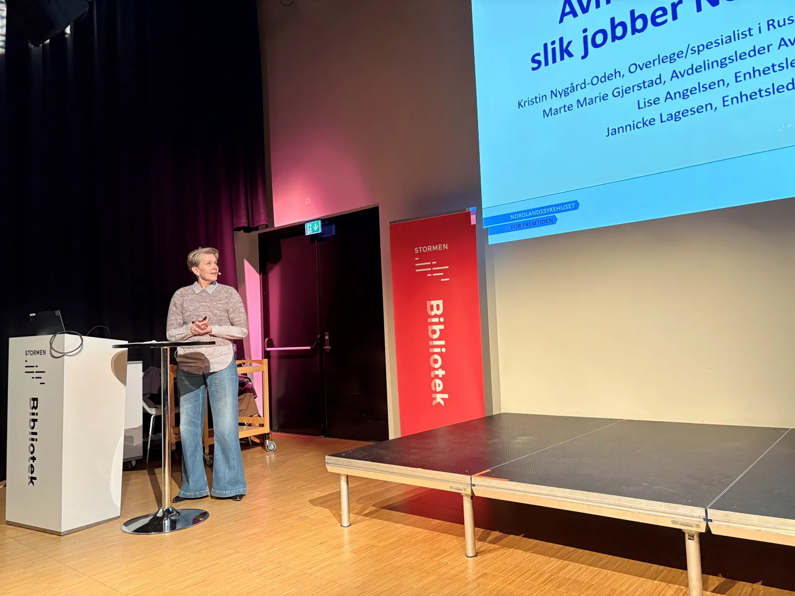 En person som står foran en projektorskjerm