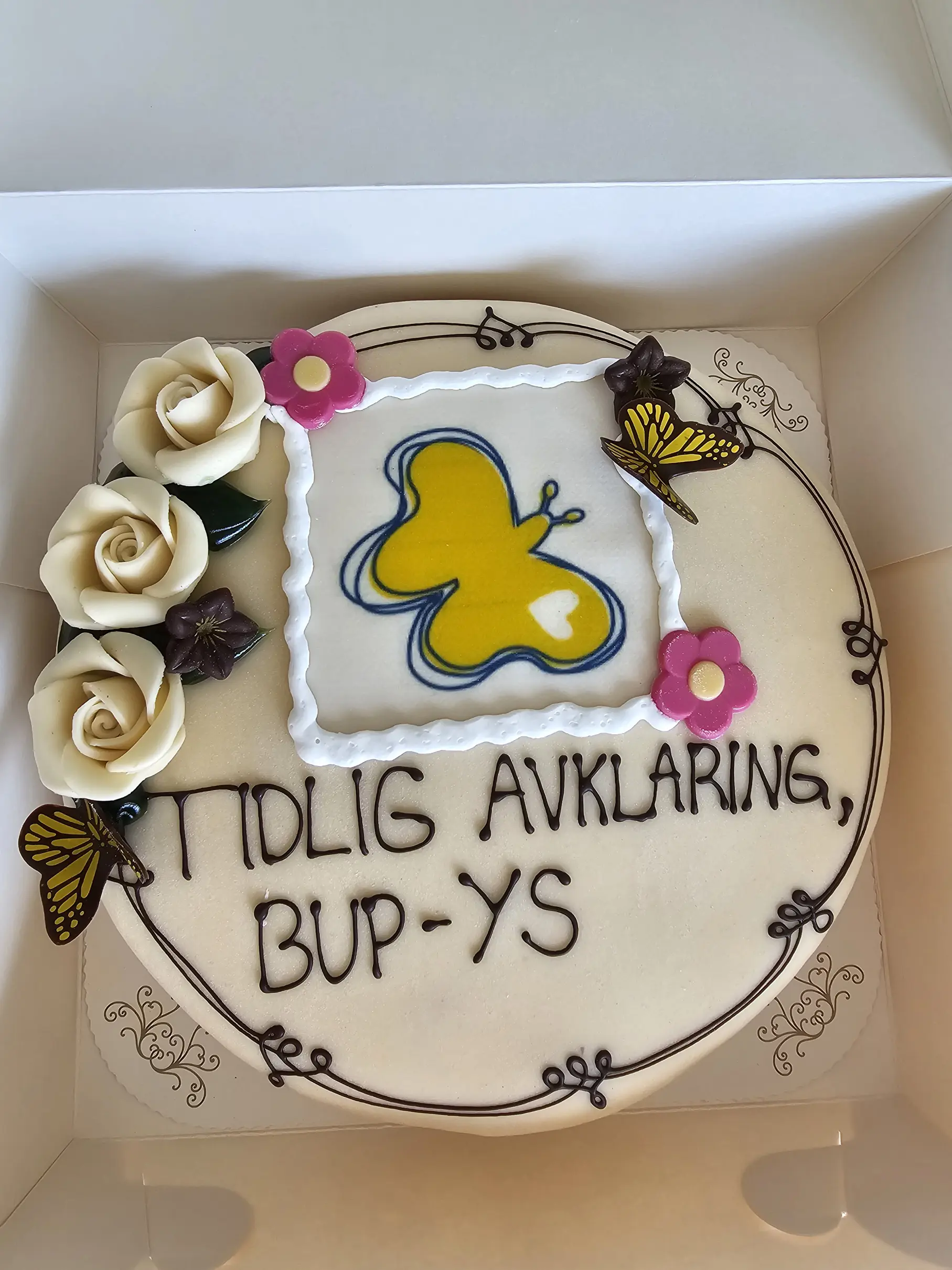 En kake med en sommerfugl på