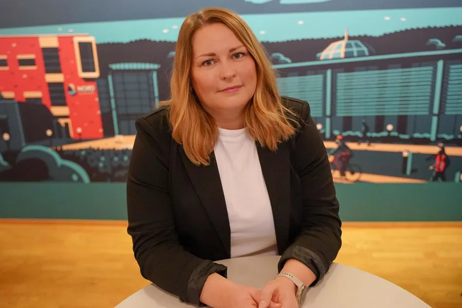 En kvinne som sitter ved et bord