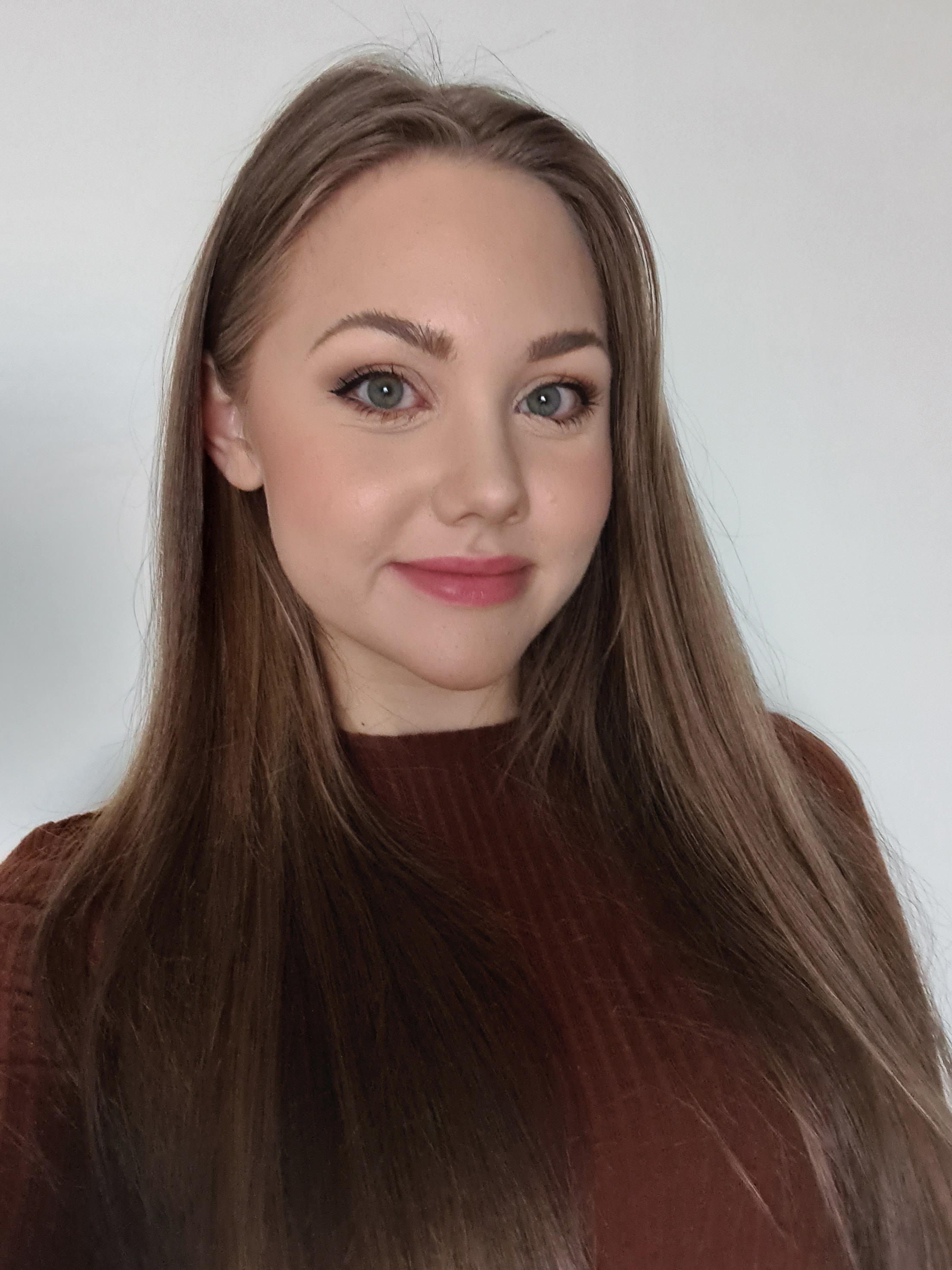 En kvinne med langt hår