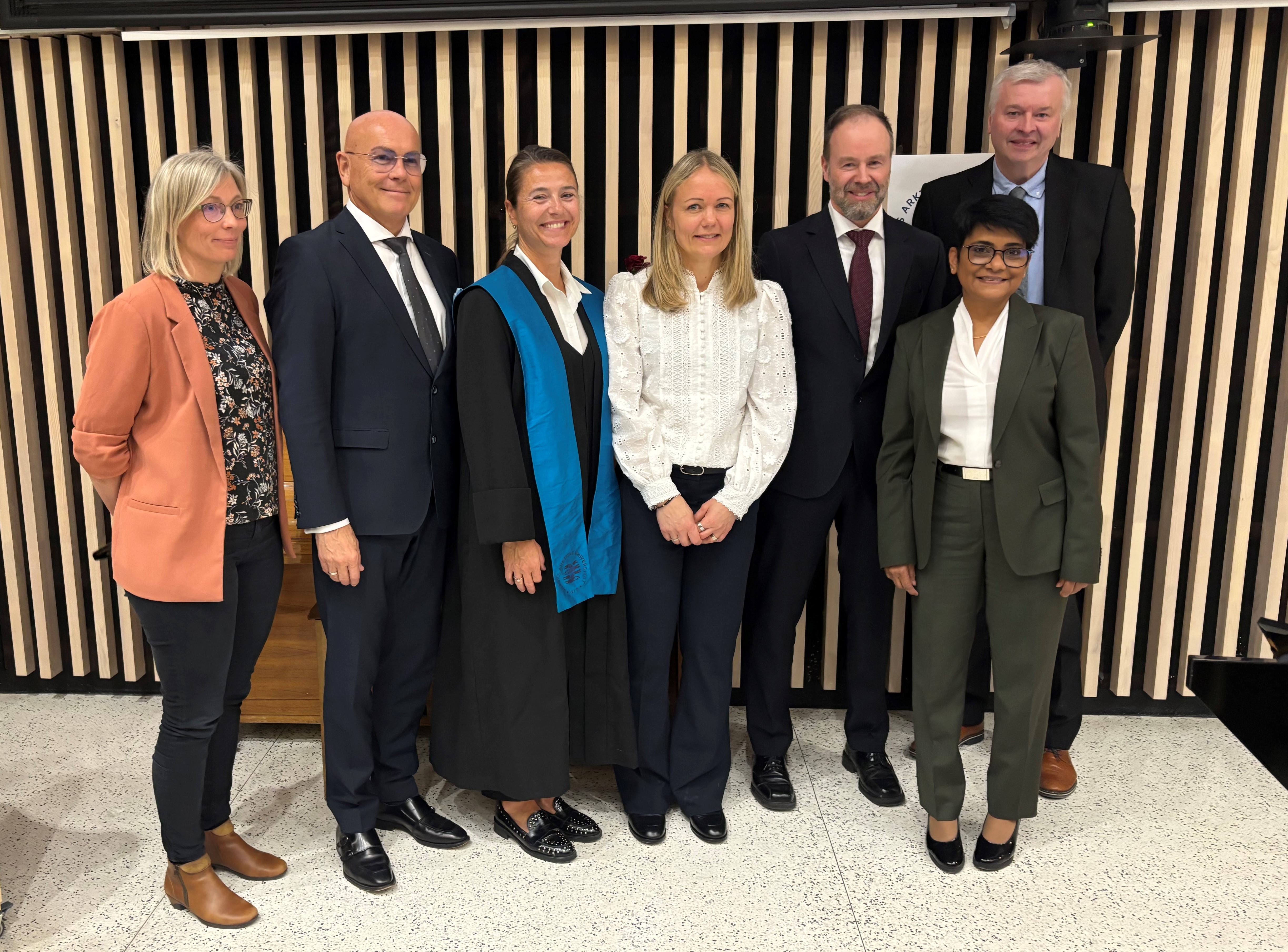 En gruppe mennesker som poserer for et bilde