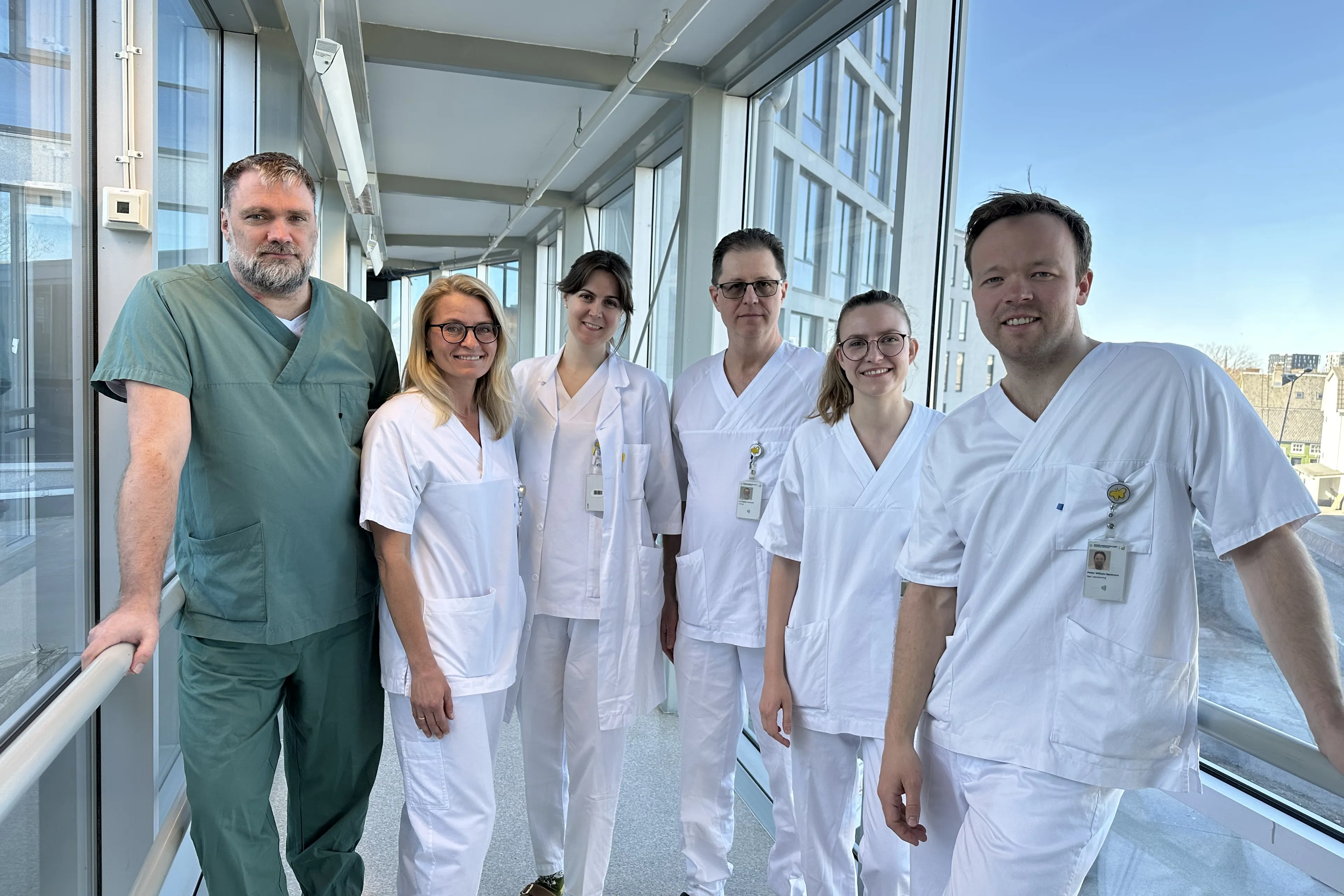 En gruppe mennesker samlet