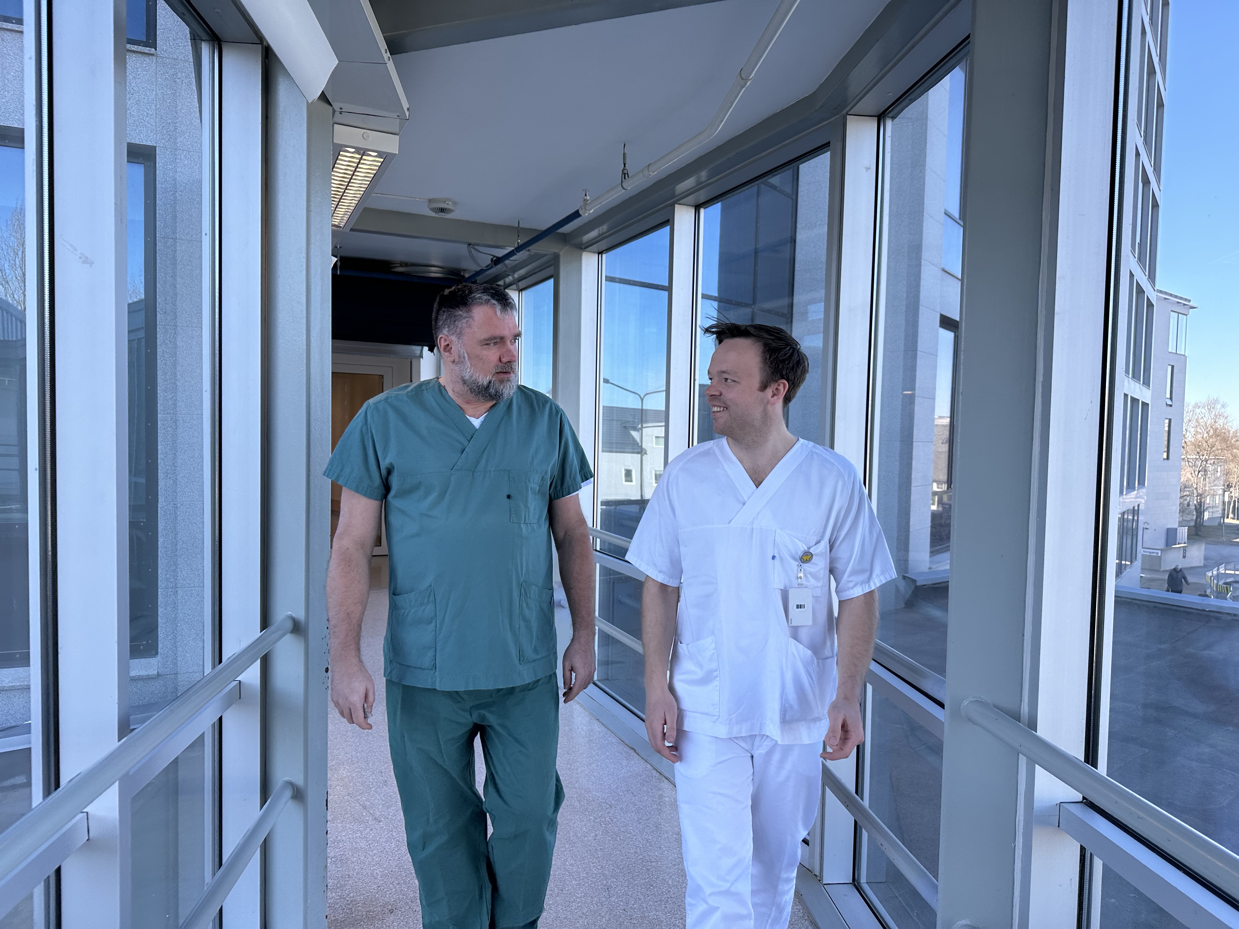 Et par menn som går på en veranda