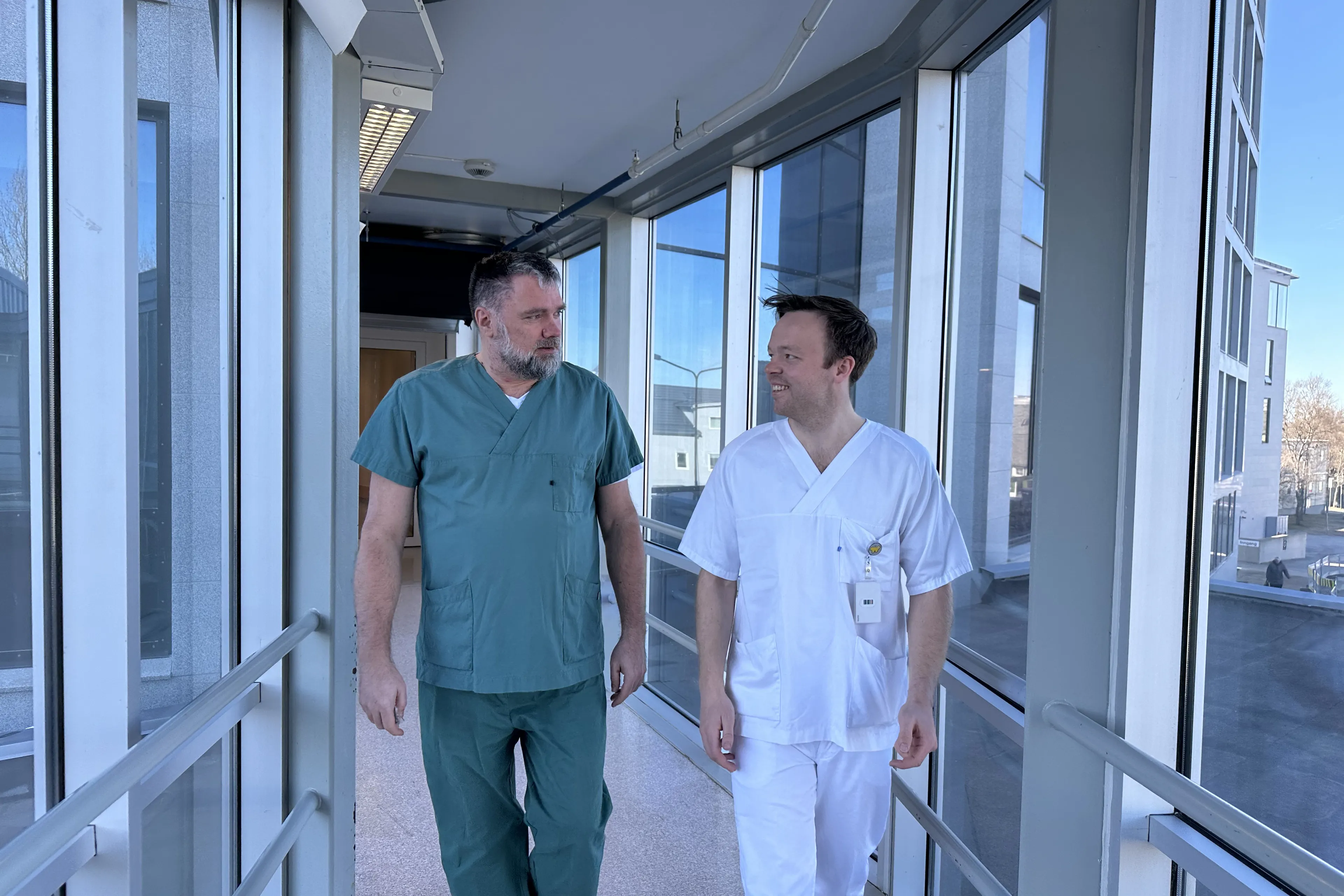 Et par menn som går på en veranda