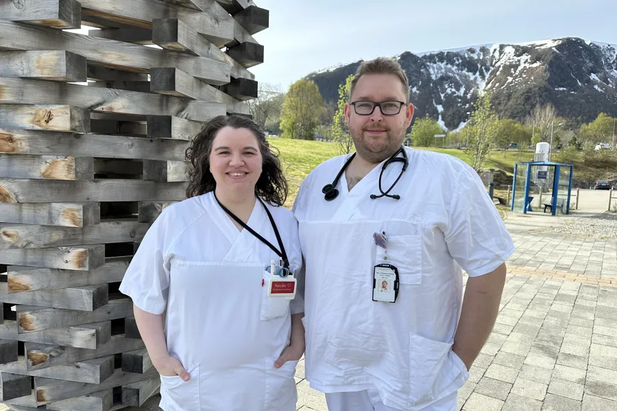 En mann og en kvinne i hvite labfrakker