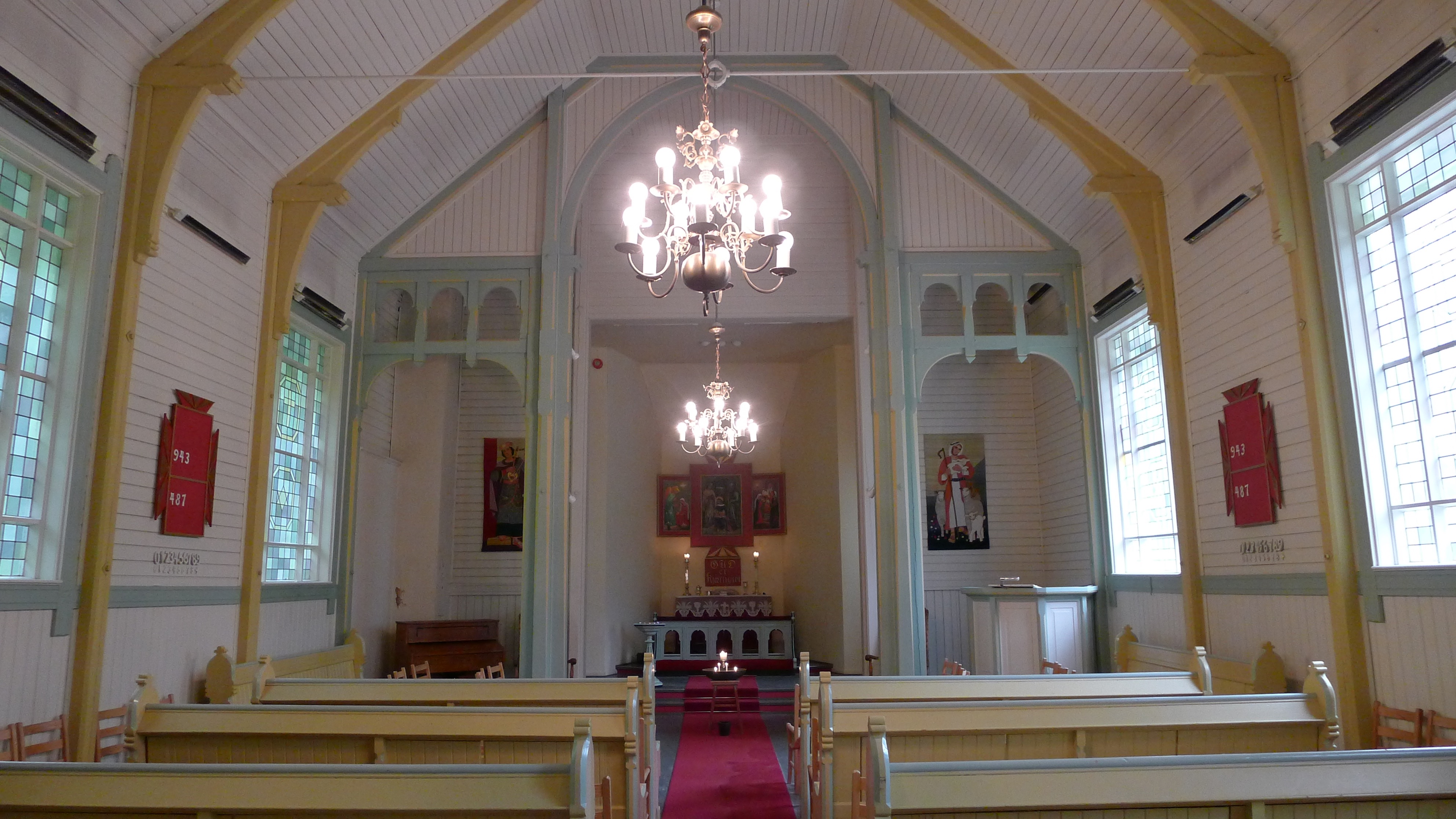 En stor kirke med lysekrone og rød løper