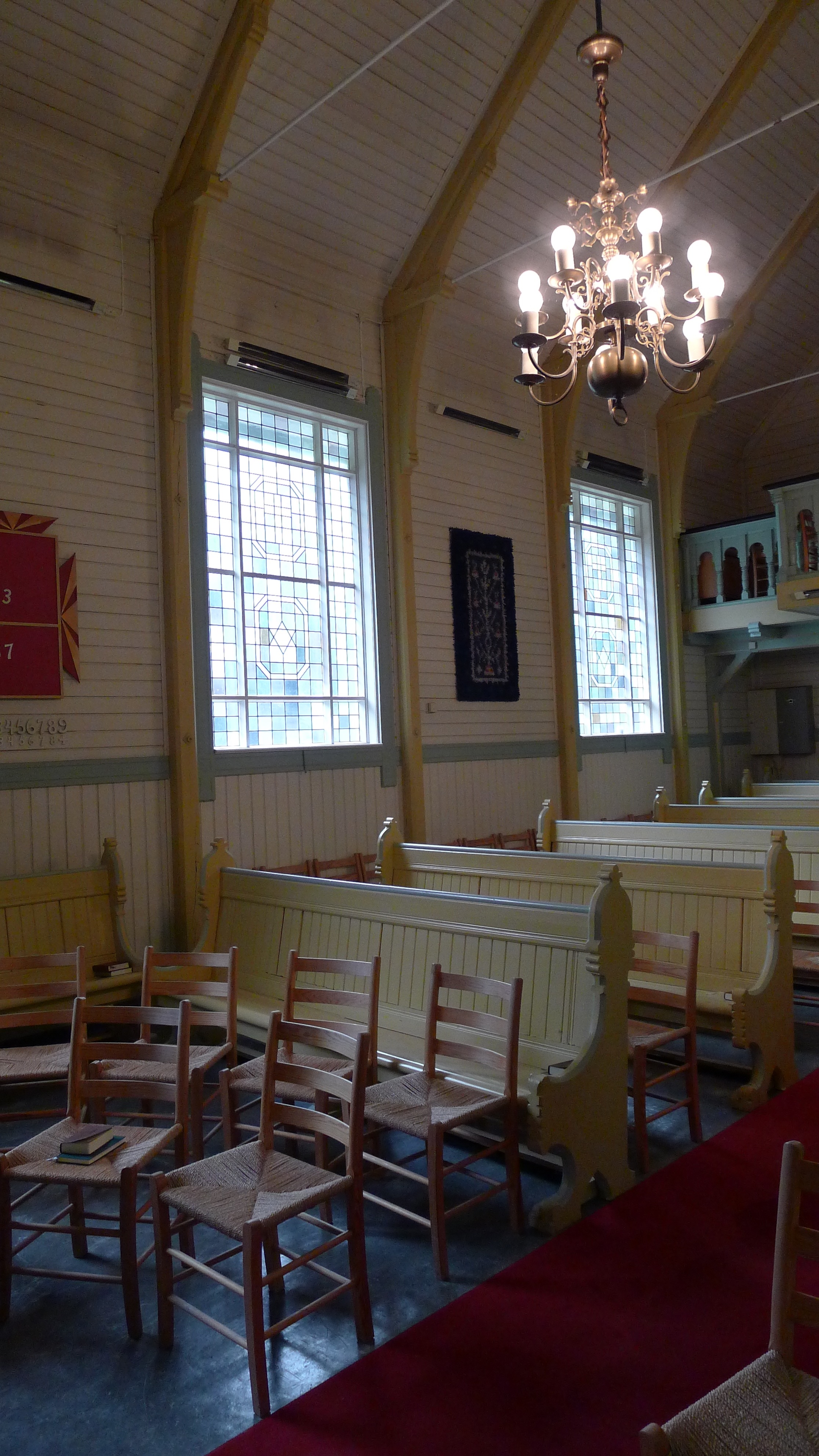 En spisestue med lysekrone og stoler