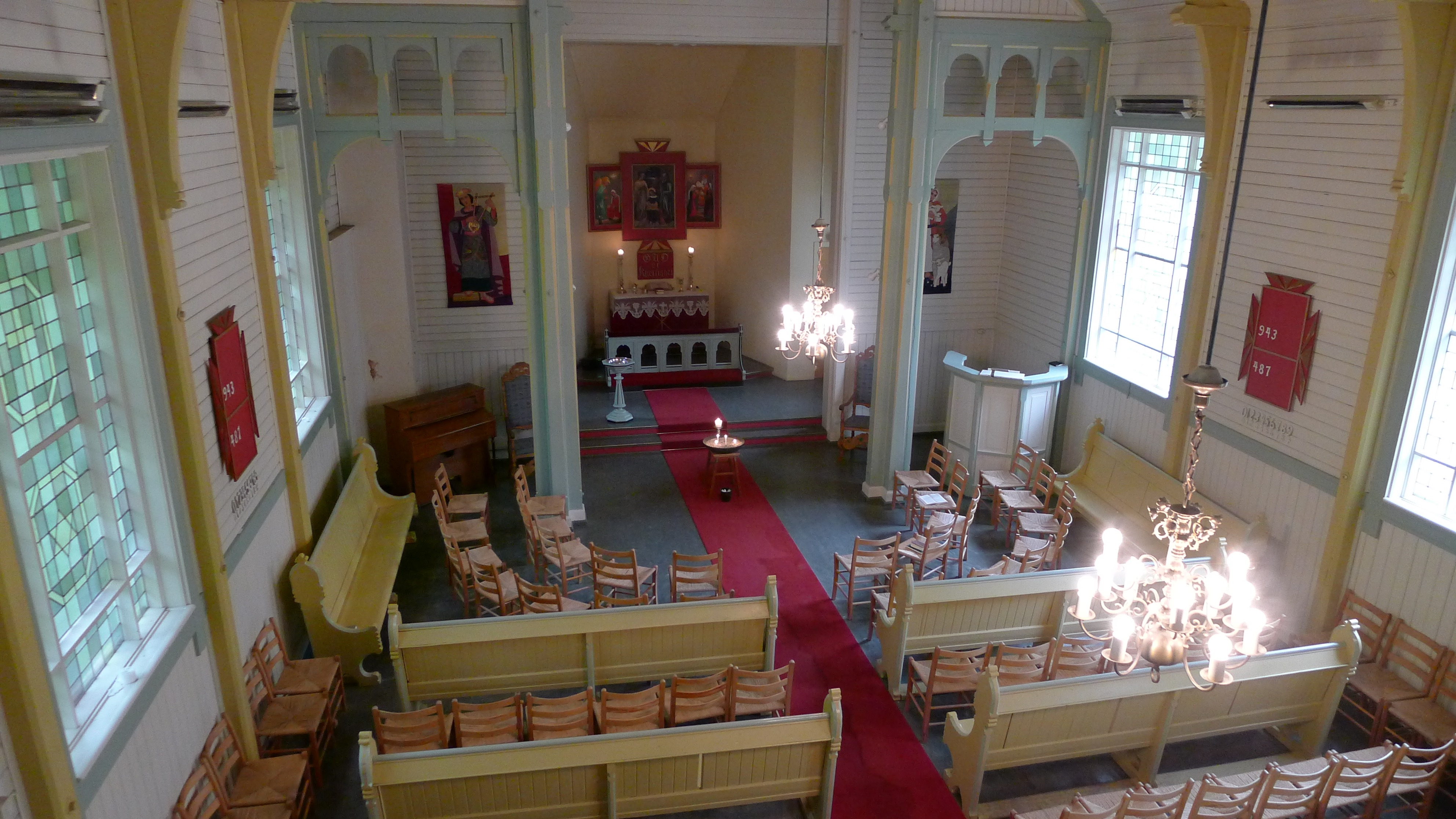 Et rom med rød løper og lysekrone