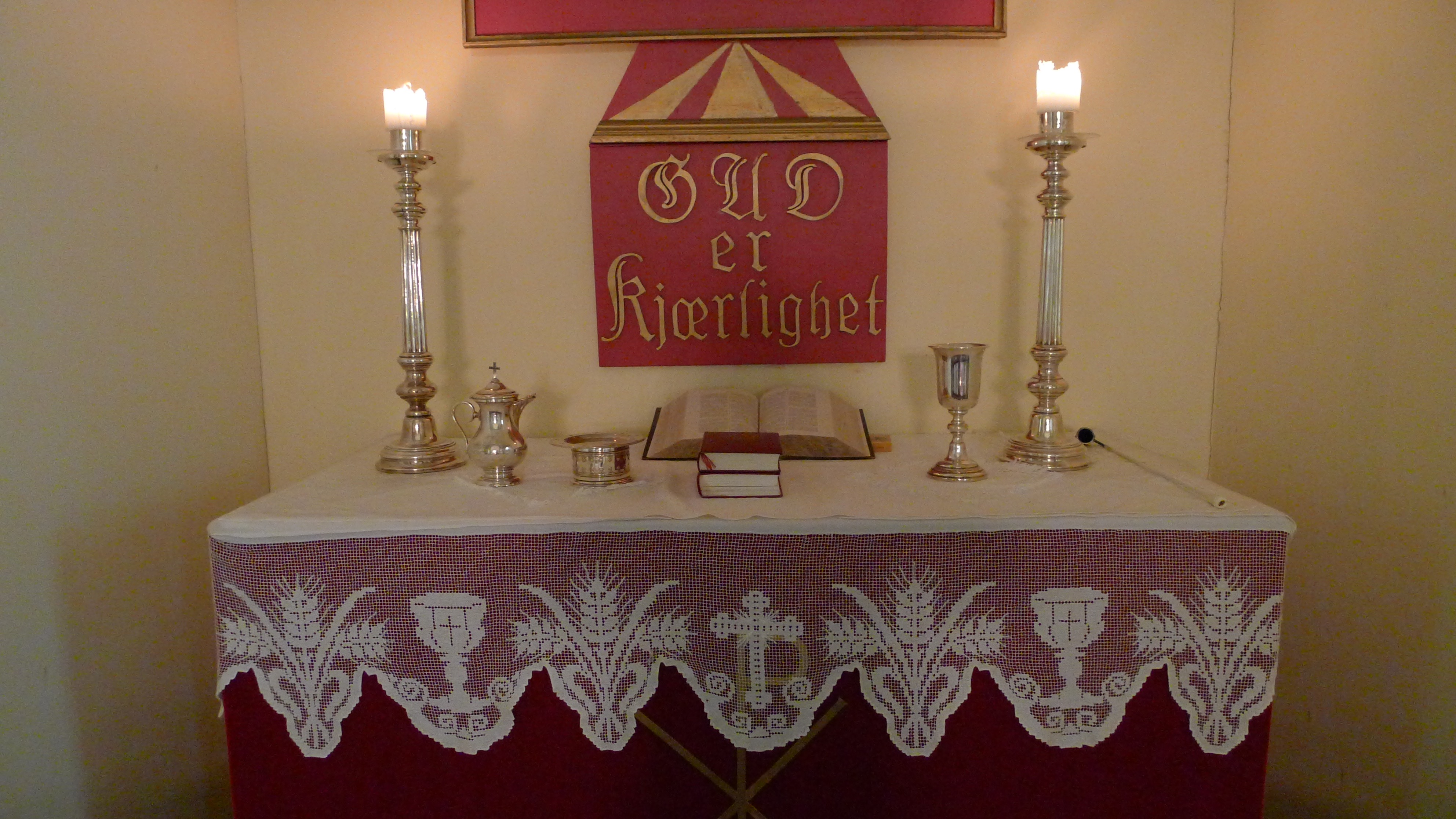 Et bord med stearinlys og et skilt