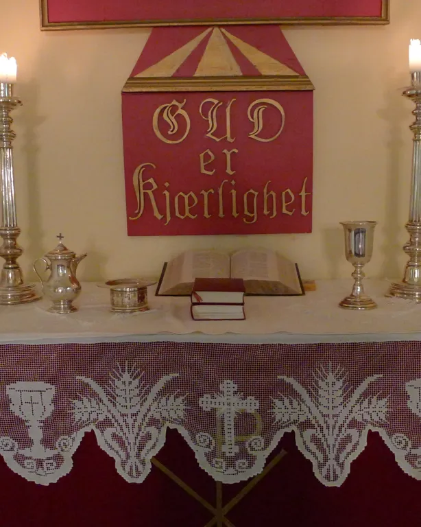 A table with candles and a sign