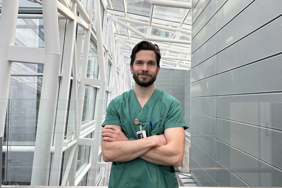 En mann med armene i kors