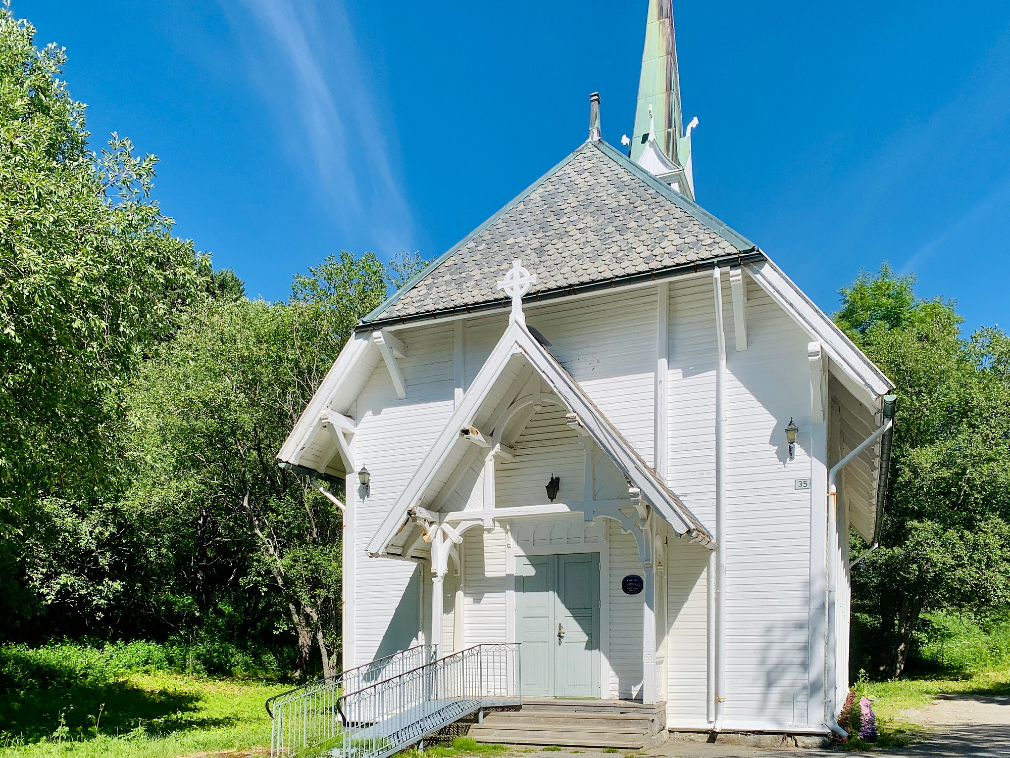 En hvit bygning med et tårn