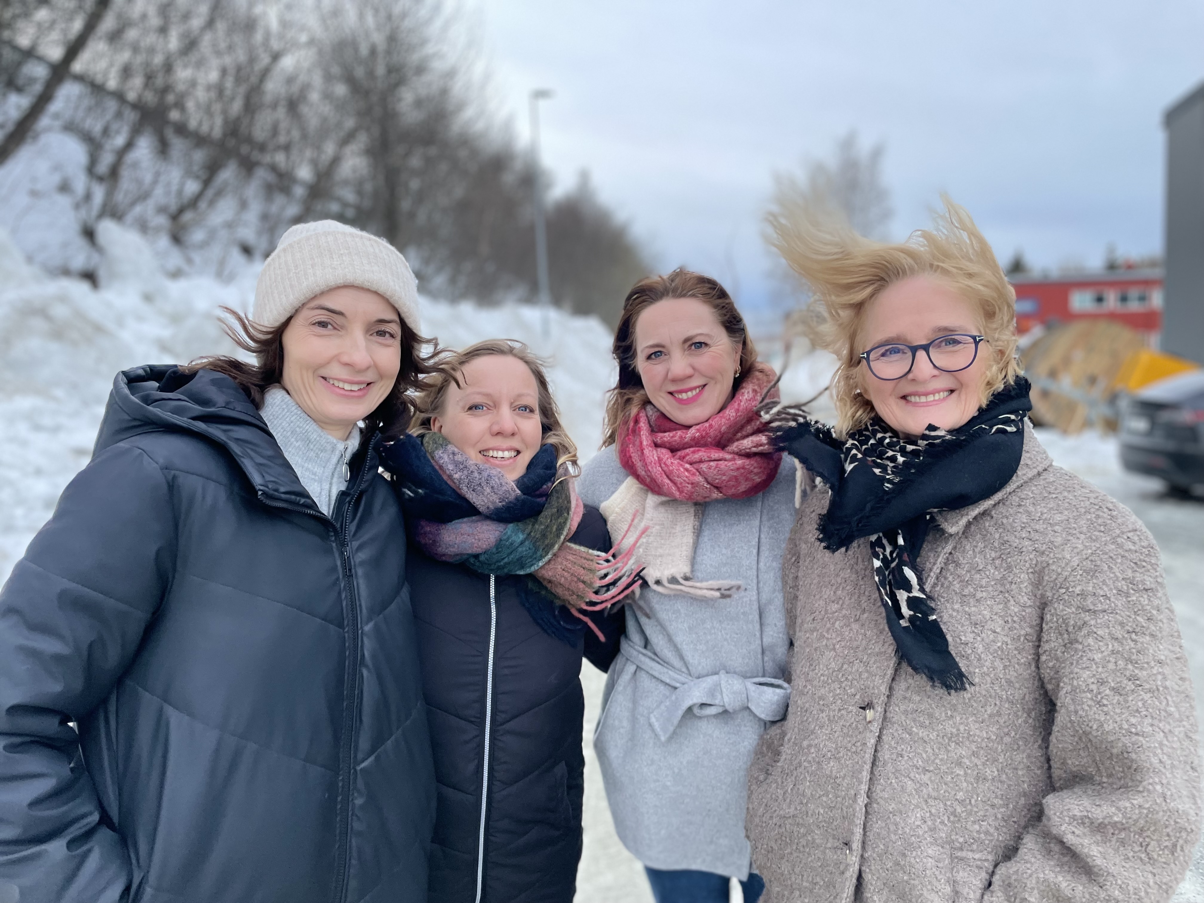 En gruppe kvinner som smiler