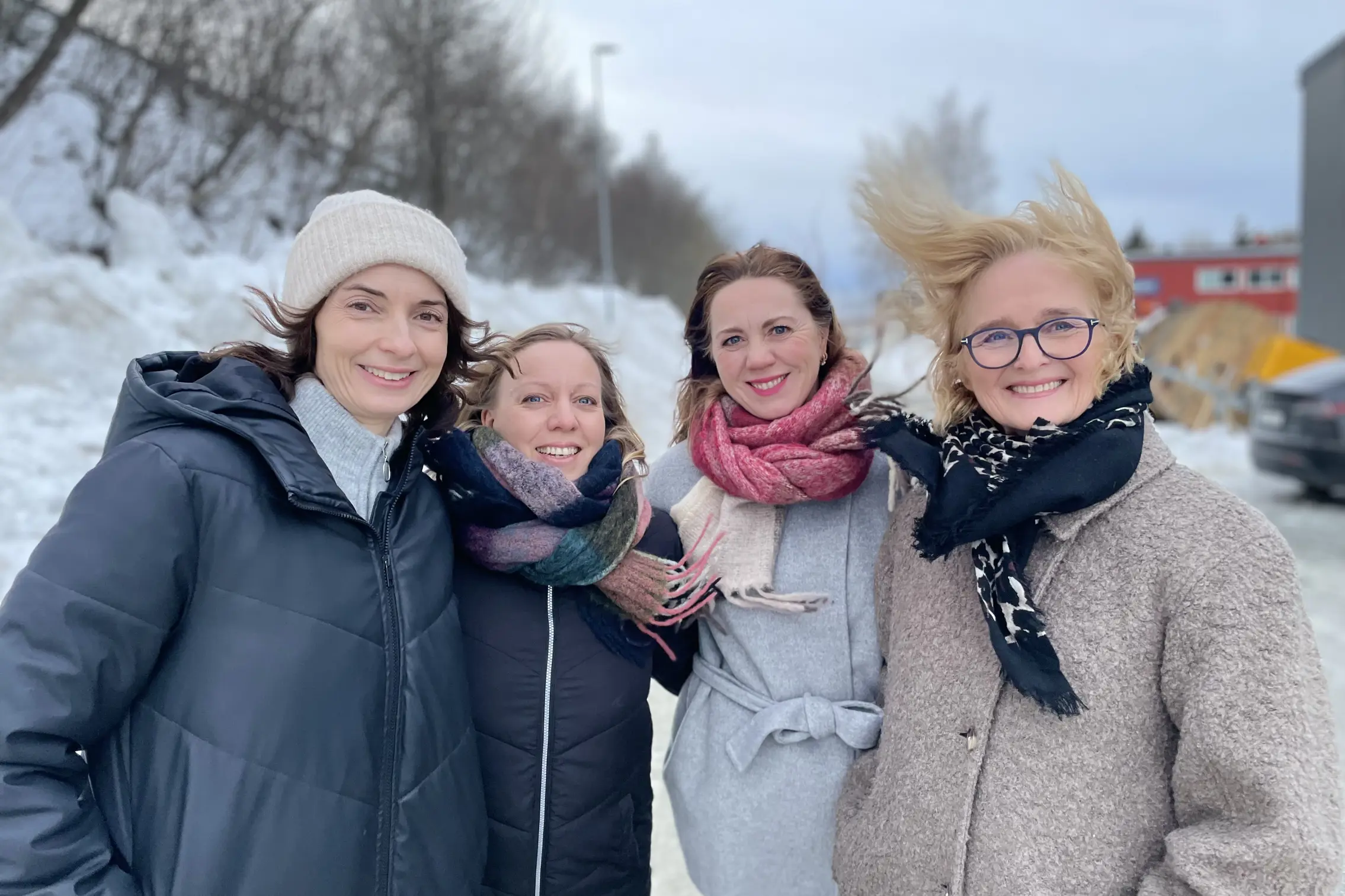 En gruppe kvinner som smiler