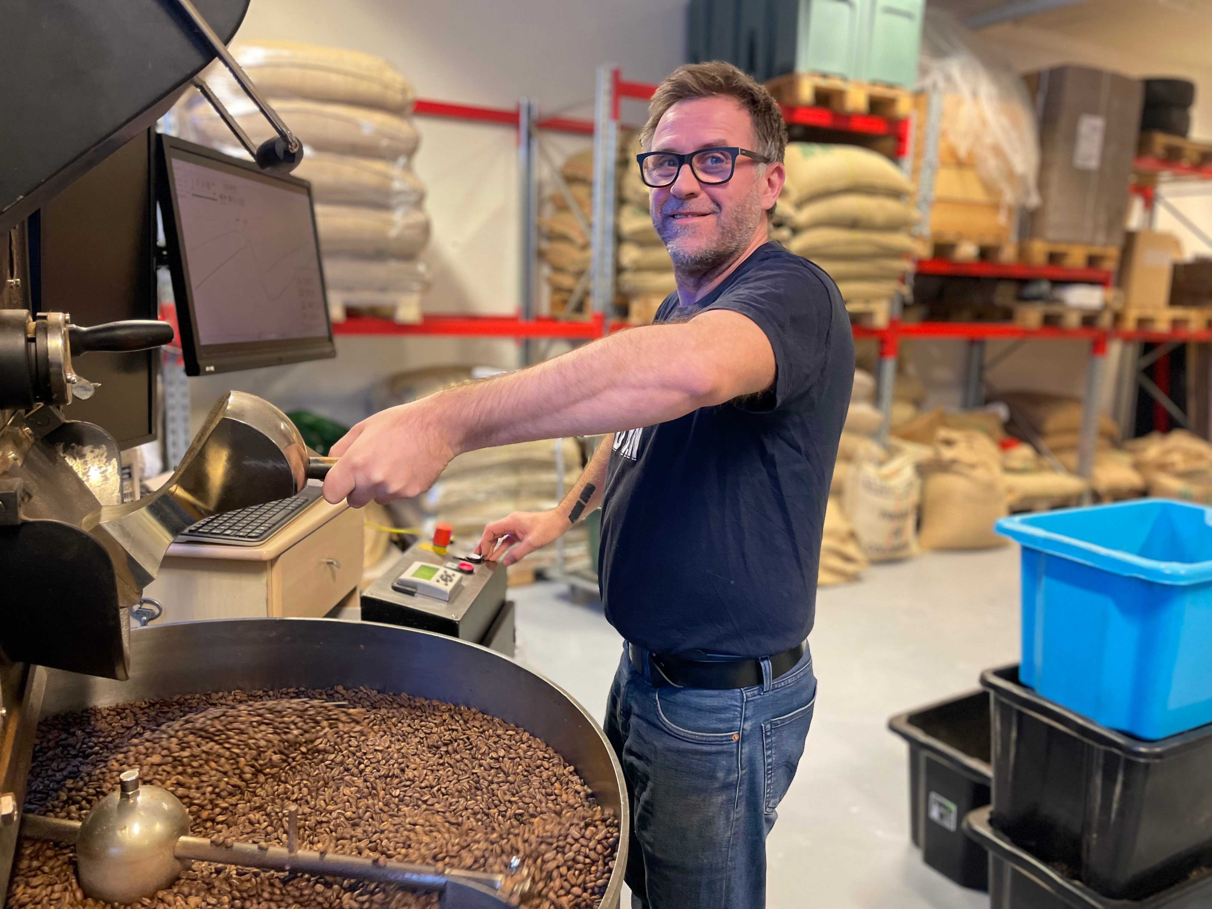 En mann i en fabrikk