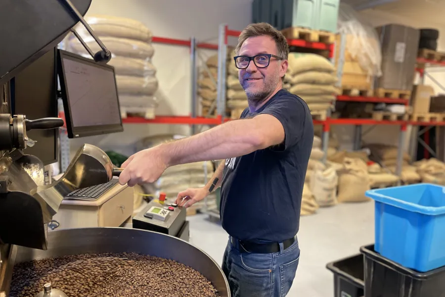 En mann i en fabrikk
