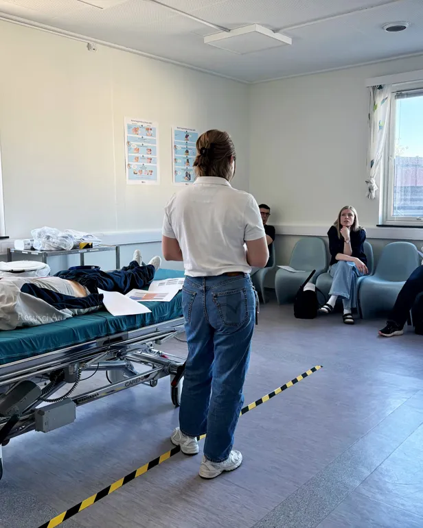 En person står i et rom