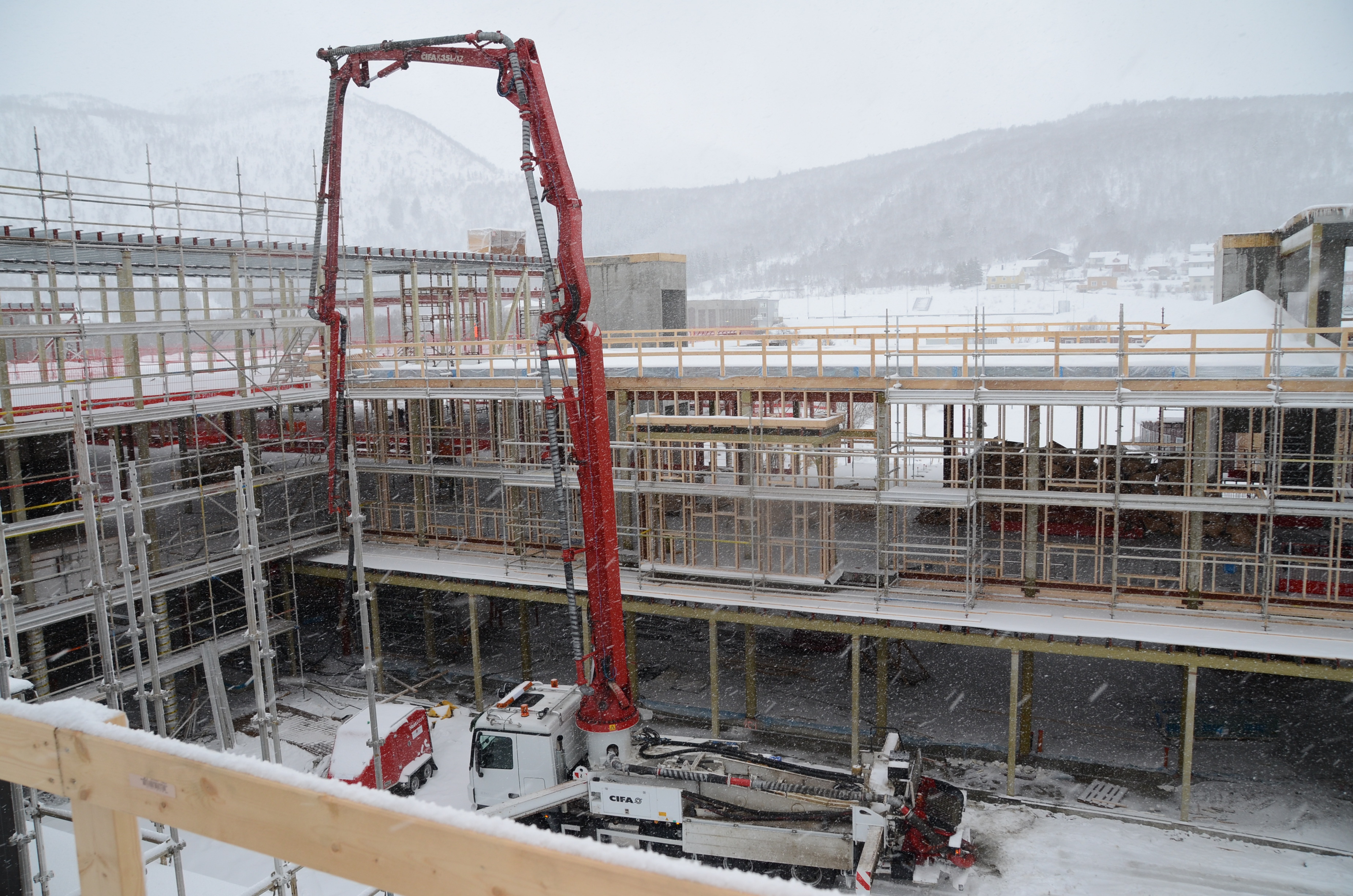 En byggeplass med kraner