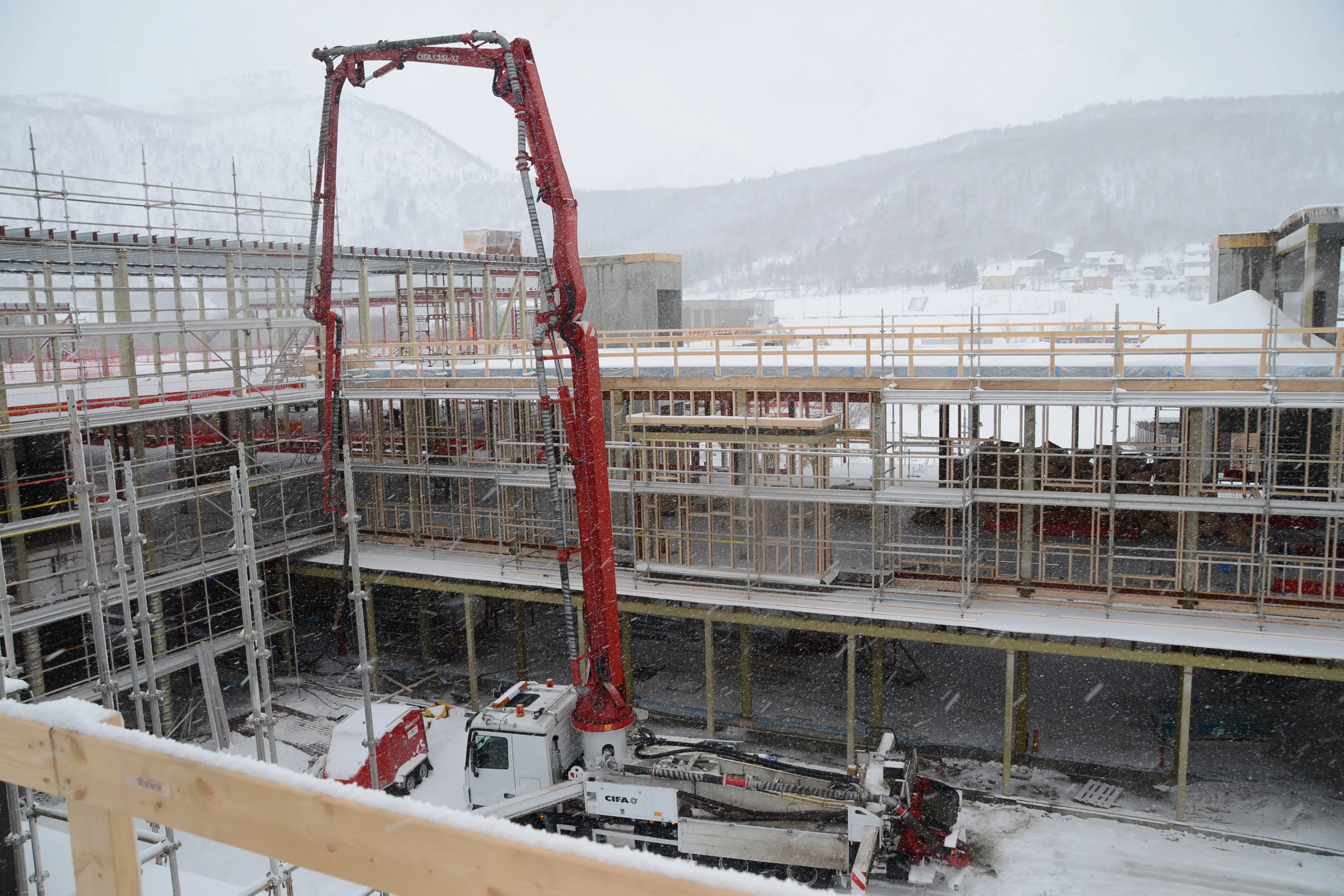 En byggeplass med kraner